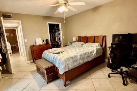 Condo in Hialeah, Florida, 2 bedrooms  № 1974532 - photo 13