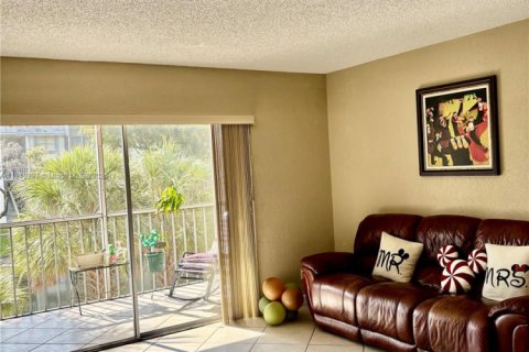 Condo in Hialeah, Florida, 2 bedrooms  № 1974532 - photo 16
