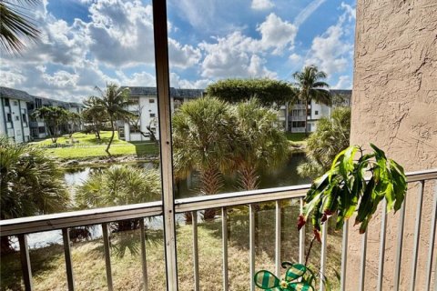 Condo in Hialeah, Florida, 2 bedrooms  № 1974532 - photo 20