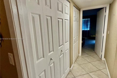 Condo in Hialeah, Florida, 2 bedrooms  № 1974532 - photo 23