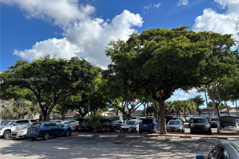 Condo in Hialeah, Florida, 2 bedrooms  № 1974532 - photo 21