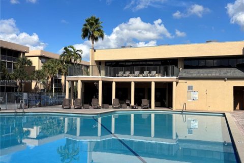 Condo in Hialeah, Florida, 2 bedrooms  № 1974532 - photo 5