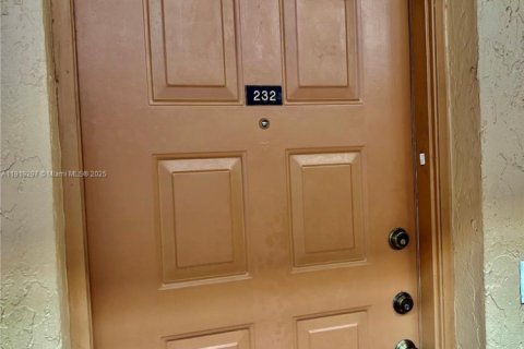 Condo in Hialeah, Florida, 2 bedrooms  № 1974532 - photo 3