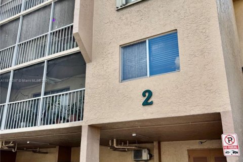 Condo in Hialeah, Florida, 2 bedrooms  № 1974532 - photo 24