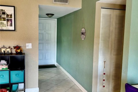 Condo in Hialeah, Florida, 2 bedrooms  № 1974532 - photo 6