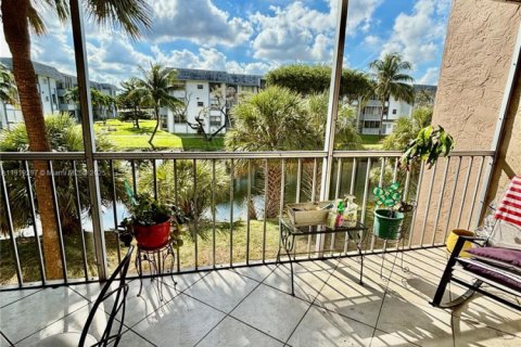 Condo in Hialeah, Florida, 2 bedrooms  № 1974532 - photo 12