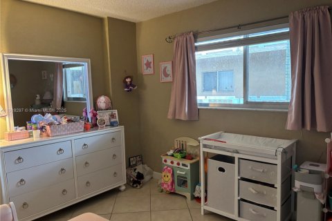 Condo in Hialeah, Florida, 2 bedrooms  № 1974532 - photo 8