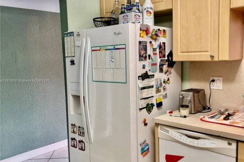 Condo in Hialeah, Florida, 2 bedrooms  № 1974532 - photo 14