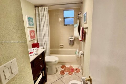 Condo in Hialeah, Florida, 2 bedrooms  № 1974532 - photo 4