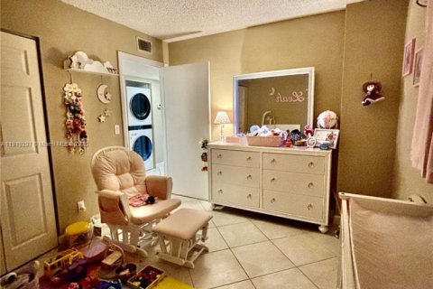 Condo in Hialeah, Florida, 2 bedrooms  № 1974532 - photo 17