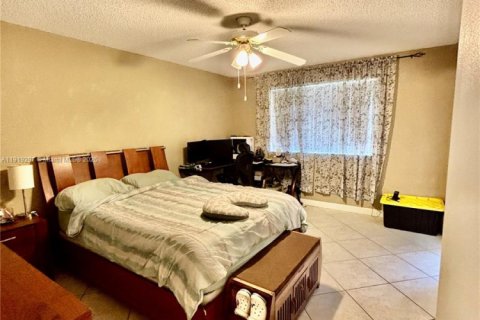 Condo in Hialeah, Florida, 2 bedrooms  № 1974532 - photo 10