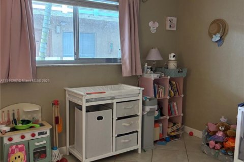 Condo in Hialeah, Florida, 2 bedrooms  № 1974532 - photo 9