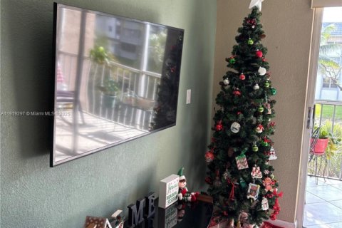 Condo in Hialeah, Florida, 2 bedrooms  № 1974532 - photo 11