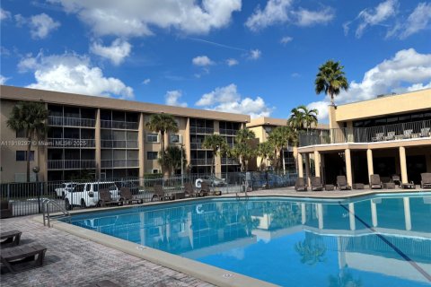 Condo in Hialeah, Florida, 2 bedrooms  № 1974532 - photo 25