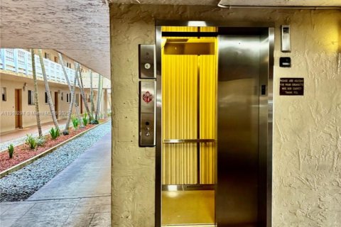 Condo in Hialeah, Florida, 2 bedrooms  № 1974532 - photo 1