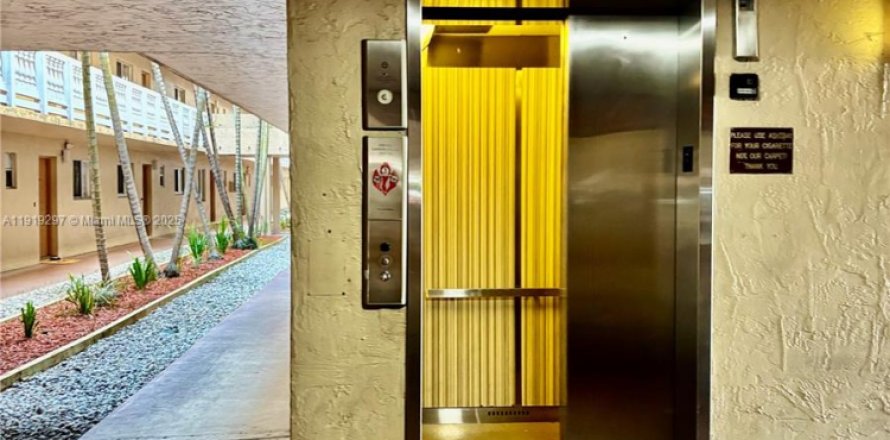 Condo in Hialeah, Florida, 2 bedrooms  № 1974532