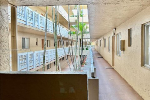 Condo in Hialeah, Florida, 2 bedrooms  № 1974532 - photo 18