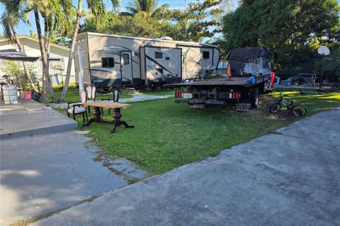 House in Miami, Florida 3 bedrooms, 113.81 sq.m. № 2054140 - photo 3