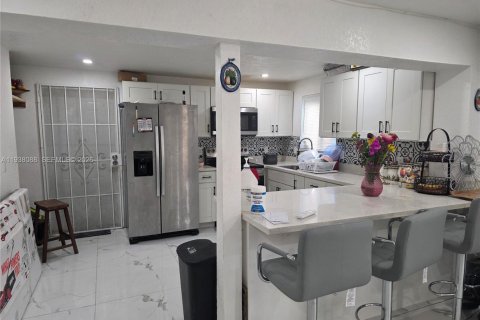 House in Miami, Florida 3 bedrooms, 113.81 sq.m. № 2054140 - photo 4