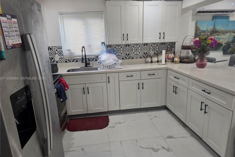 House in Miami, Florida 3 bedrooms, 113.81 sq.m. № 2054140 - photo 5