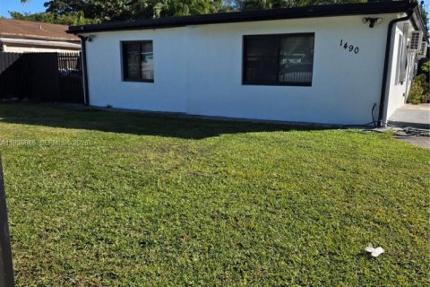 House in Miami, Florida 3 bedrooms, 113.81 sq.m. № 2054140