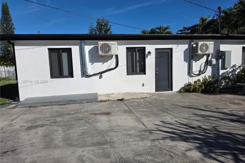 House in Miami, Florida 3 bedrooms, 113.81 sq.m. № 2054140 - photo 2