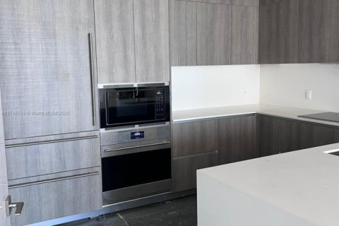 Condo in Sunny Isles Beach, Florida, 2 bedrooms  № 2013731 - photo 16