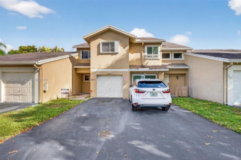 Townhouse in Tamarac, Florida 3 bedrooms, 127.55 sq.m. № 2043120 - photo 3