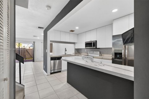 Townhouse in Tamarac, Florida 3 bedrooms, 127.55 sq.m. № 2043120 - photo 5