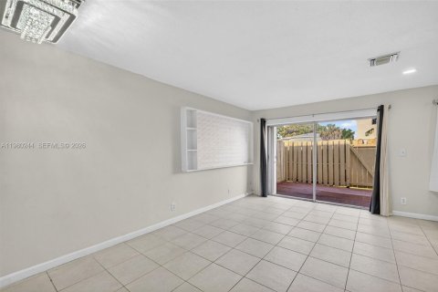 Townhouse in Tamarac, Florida 3 bedrooms, 127.55 sq.m. № 2043120 - photo 14