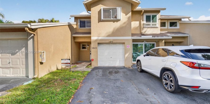 Townhouse in Tamarac, Florida 3 bedrooms, 127.55 sq.m. № 2043120