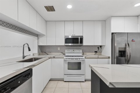 Townhouse in Tamarac, Florida 3 bedrooms, 127.55 sq.m. № 2043120 - photo 9