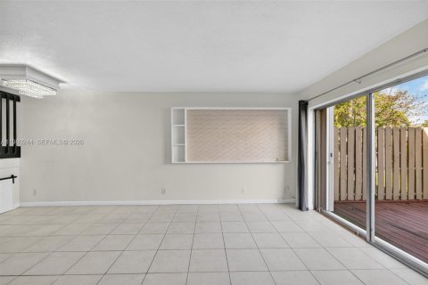 Townhouse in Tamarac, Florida 3 bedrooms, 127.55 sq.m. № 2043120 - photo 16