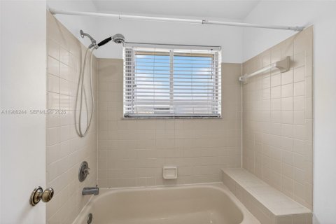 Townhouse in Tamarac, Florida 3 bedrooms, 127.55 sq.m. № 2043120 - photo 23