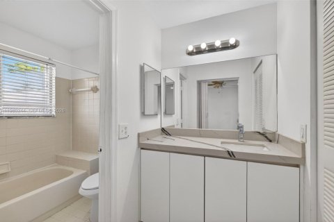 Townhouse in Tamarac, Florida 3 bedrooms, 127.55 sq.m. № 2043120 - photo 22