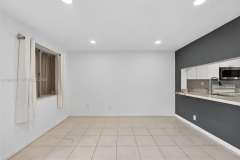 Townhouse in Tamarac, Florida 3 bedrooms, 127.55 sq.m. № 2043120 - photo 13