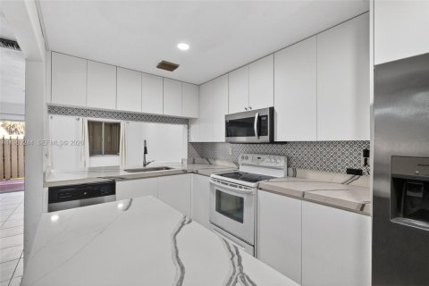 Townhouse in Tamarac, Florida 3 bedrooms, 127.55 sq.m. № 2043120 - photo 11