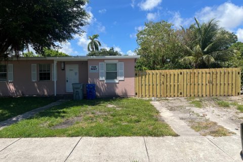 House in Pompano Beach, Florida 4 bedrooms, 111.48 sq.m. № 2280995