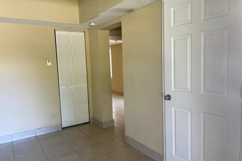 House in Pompano Beach, Florida 4 bedrooms, 111.48 sq.m. № 2280995 - photo 17