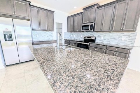 House in Zephyrhills, Florida 4 bedrooms, 242.94 sq.m. № 1902642 - photo 13