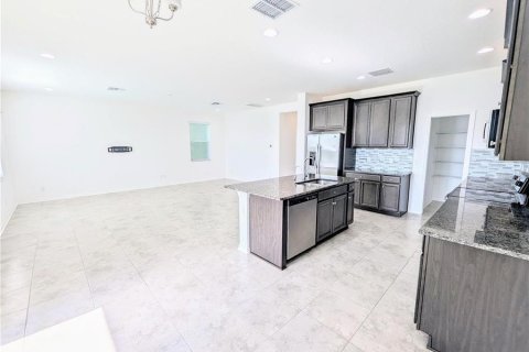 House in Zephyrhills, Florida 4 bedrooms, 242.94 sq.m. № 1902642 - photo 12
