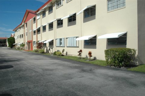 Кондоминиум с 2 спальнями в Холливуд, Флорида № 2038684