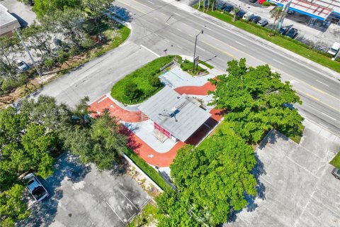 Купить коммерческую недвижимость в Лантана, Флорида № 2037335 - фото 3