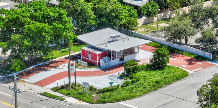 Коммерческая недвижимость в Лантана, Флорида № 2037335