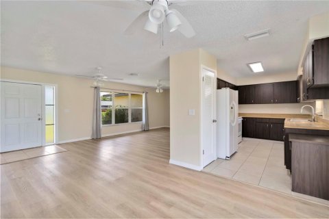 House in Englewood, Florida 2 bedrooms, 113.99 sq.m. № 1841747 - photo 7