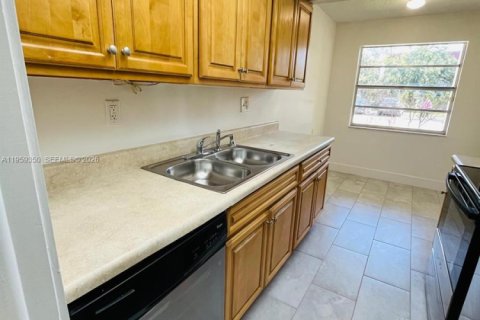 Condominio en alquiler en Lauderdale Lakes, Florida, 2 dormitorios, 89.19 m2 № 2020063 - foto 5