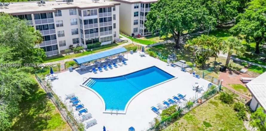 Condominio en Lauderdale Lakes, Florida, 2 dormitorios  № 2020063