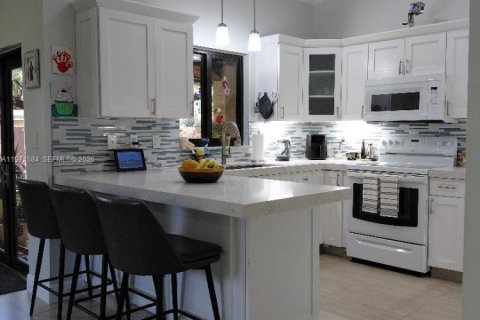 House in Miami, Florida 4 bedrooms, 191.47 sq.m. № 2036020 - photo 5