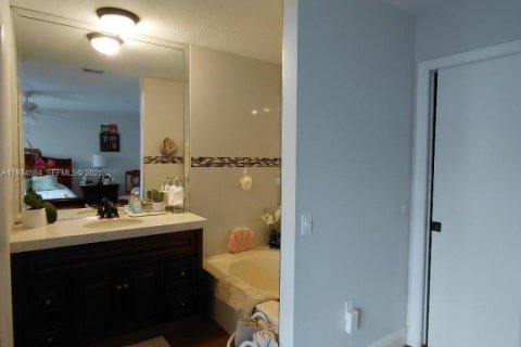 House in Miami, Florida 4 bedrooms, 191.47 sq.m. № 2036020 - photo 16