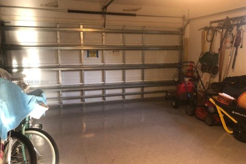 House in Miami, Florida 4 bedrooms, 191.47 sq.m. № 2036020 - photo 13